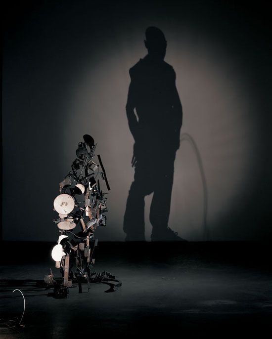 蒂姆高贵&苏韦伯斯特垃圾雕塑的影子投影