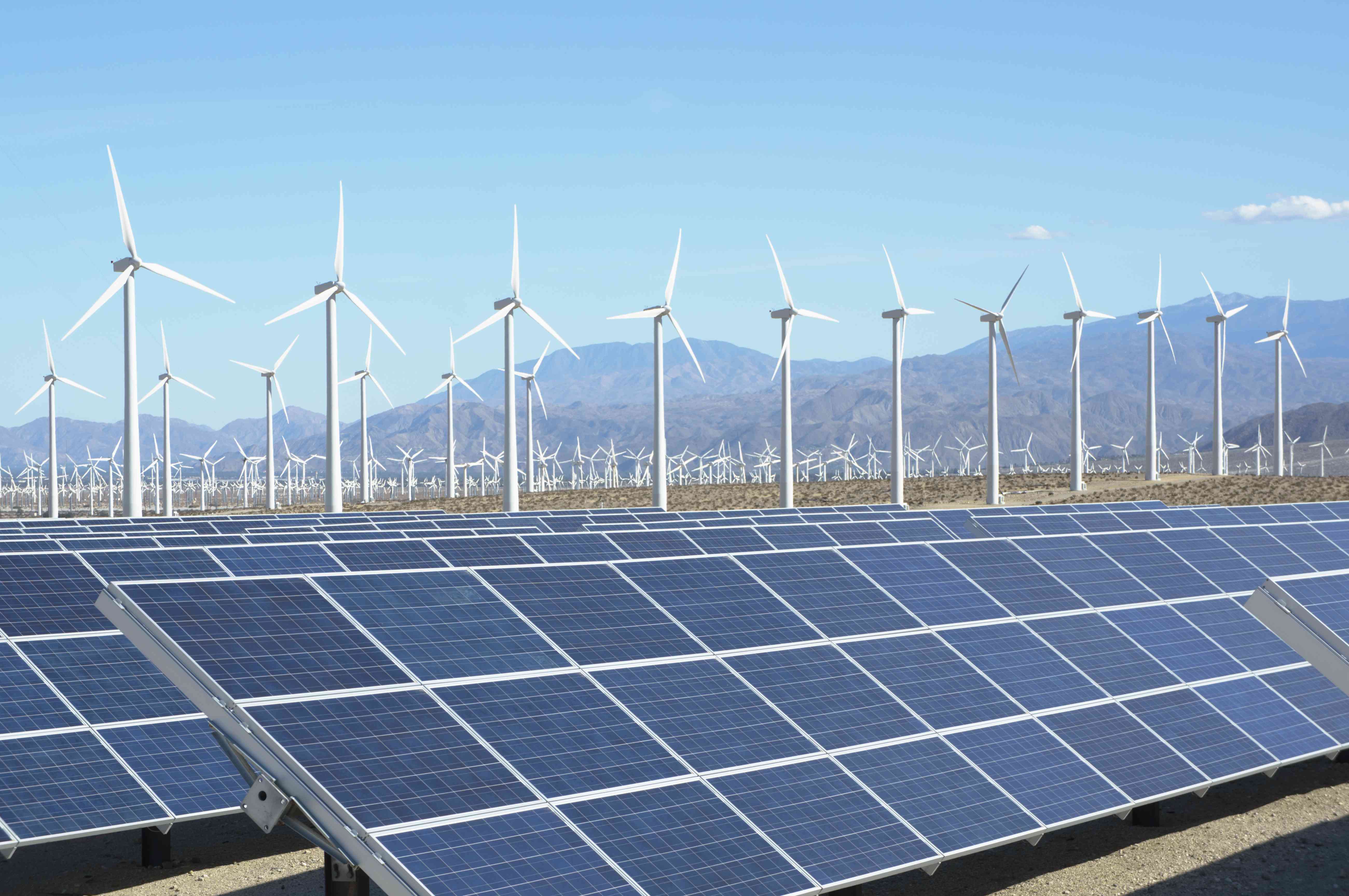 光伏太阳能电池板和风力涡轮机，San Gorgonio Pass风电场，棕榈泉，加利福尼亚州，美国。这个太阳能装置有2.3兆瓦的容量＂width=