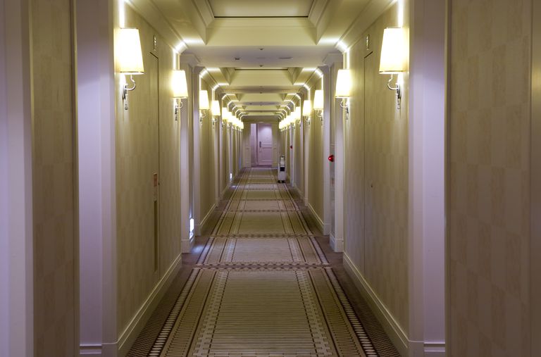 长米色酒店或公寓走廊，两边都有几扇门