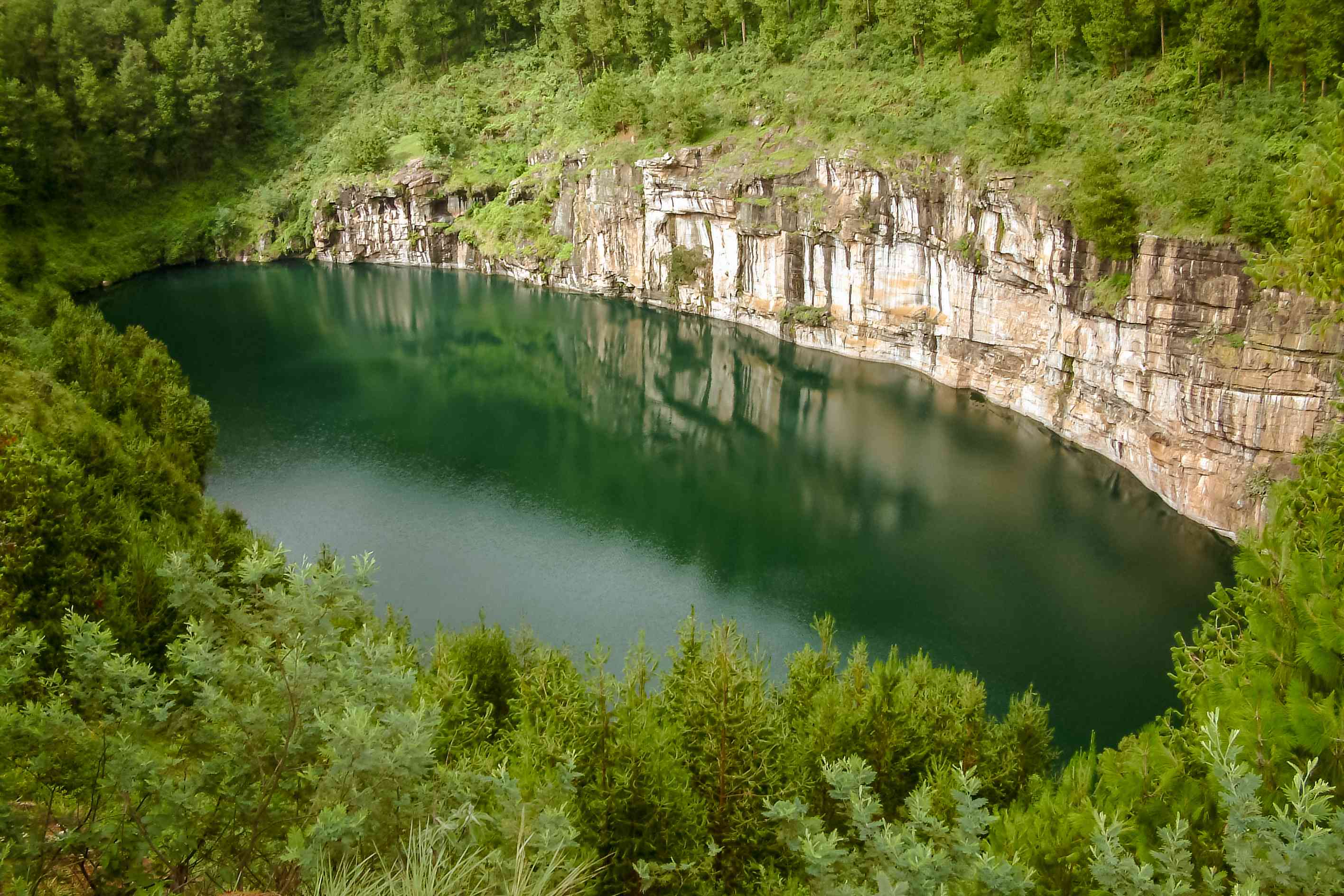 Oblong湖，一边是棕褐色的岩壁