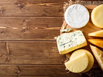 各种各样的奶酪放在木板上