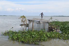 Sylhet的Surma Upazila的Innatalipur村的房屋被淹没在洪水中。“width=