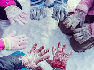 在雪中玩手套