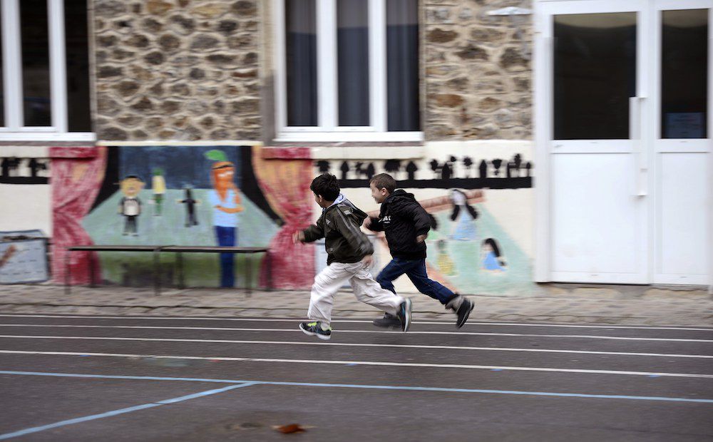 在巴黎的校园里跑步
