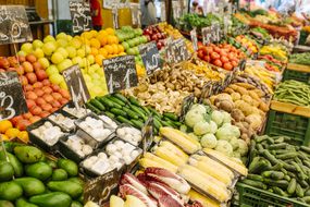 五颜六色的水果和蔬菜在农贸市场