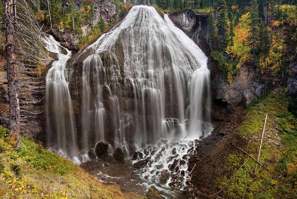 约塞米蒂公园的扇形瀑布蔓延在岩石岩层上