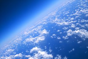 从地球上方40,000英尺处的视图“width=