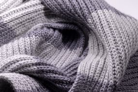 灰色两色调羊毛围巾的背景纹理＂width=