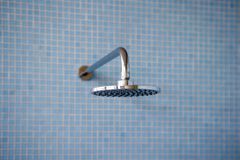 极简主义的蓝色瓷砖淋浴器，现代的扁平闪亮的镀铬淋浴头