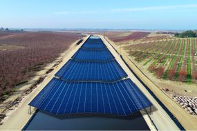 太阳能电池板覆盖了加利福尼亚的运河