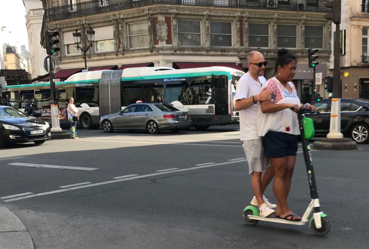 巴黎的滑板车