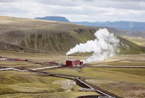 在冰岛地热发电厂”width=