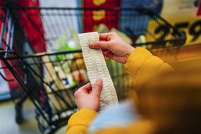 女人检查账单支付时一个超市