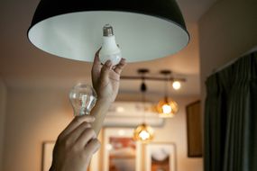 人们用节能灯泡取代传统灯泡。