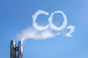 烟囱写二氧化碳的烟雾在天空中“width=