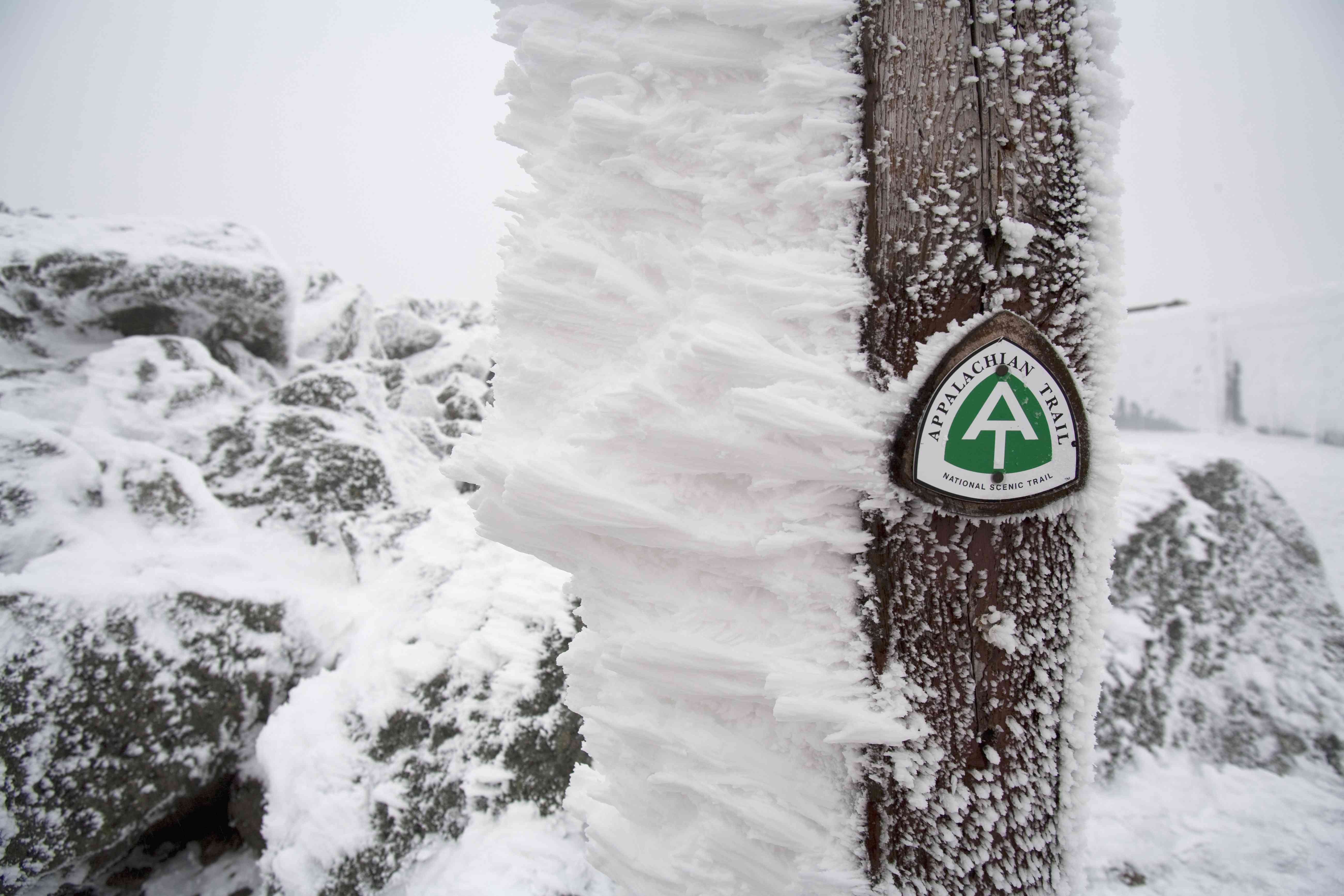 小绿雪覆盖信号点的阿巴拉契亚山道新罕布什尔州的怀特山脉”width=