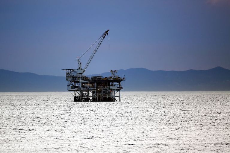 加州亨廷顿海滩附近的霍利石油钻井平台，背景是卡特琳娜岛