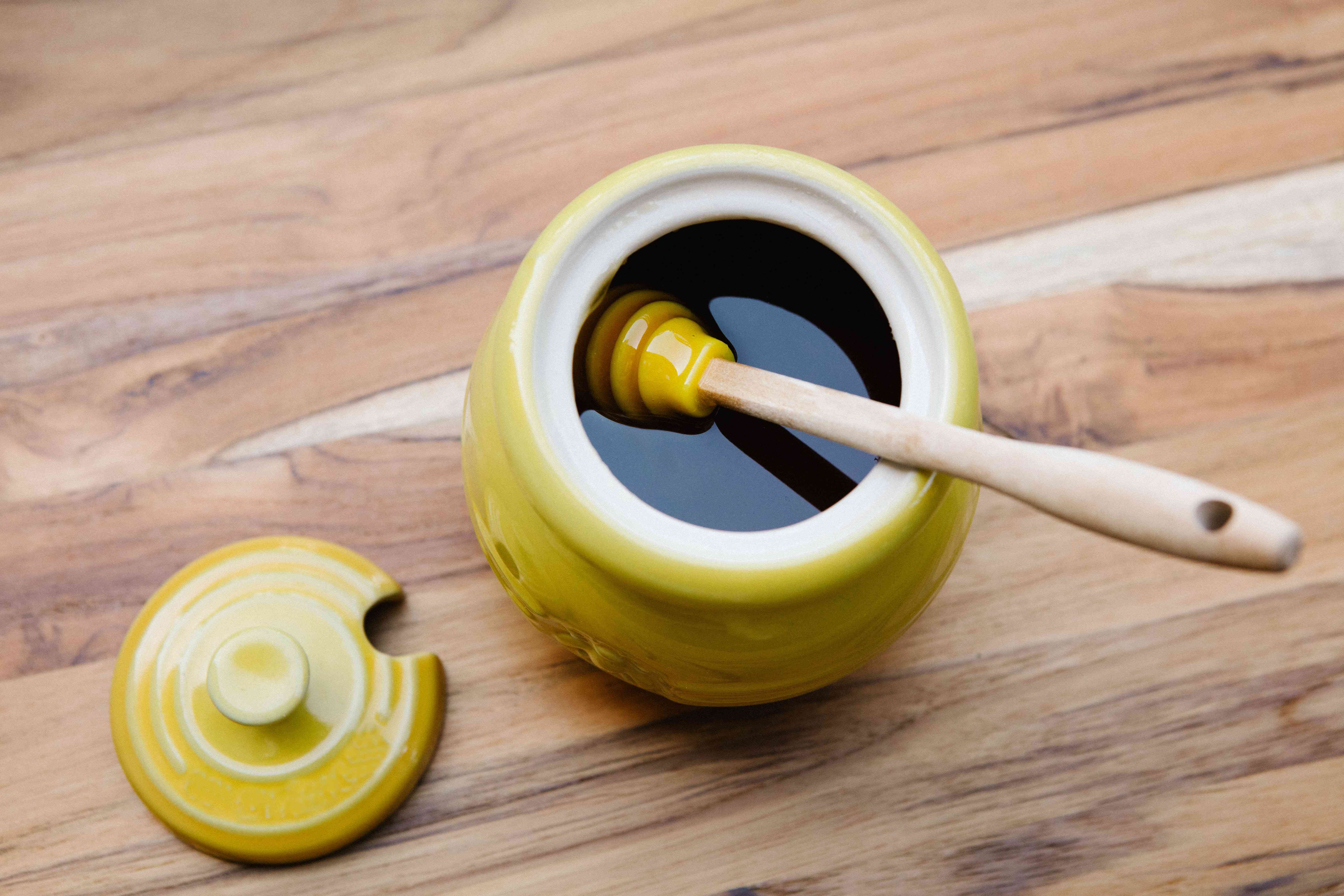 黄绿色黄绿色陶罐内装蜂蜜和蜂蜜滴漏
