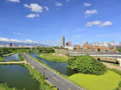 鸟瞰图的湿地建造在城市地区。