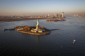 纽约港的自由女神岛包围