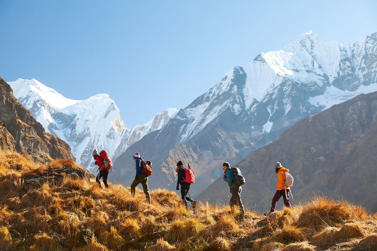 在雪山上的徒步旅行者。