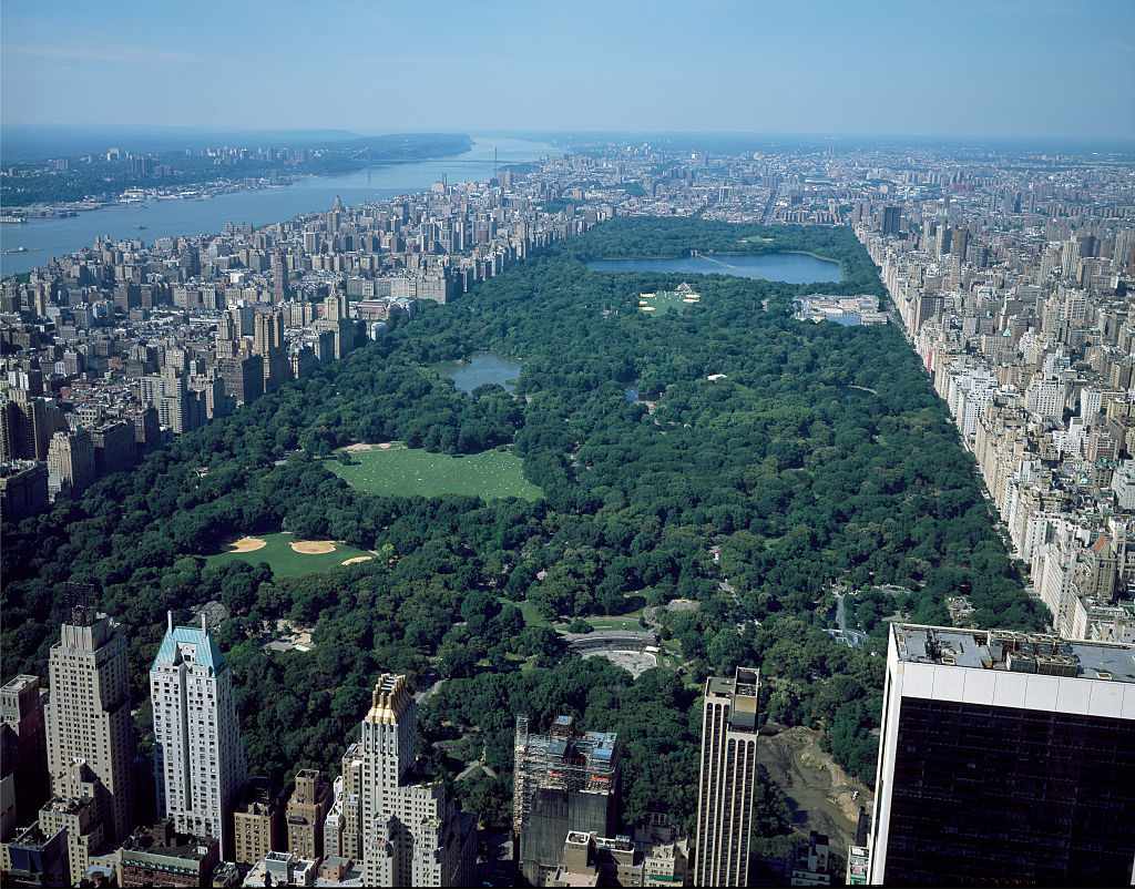 纽约城中央公园鸟瞰图，绿色公园被建筑物包围，远处可以看到河流