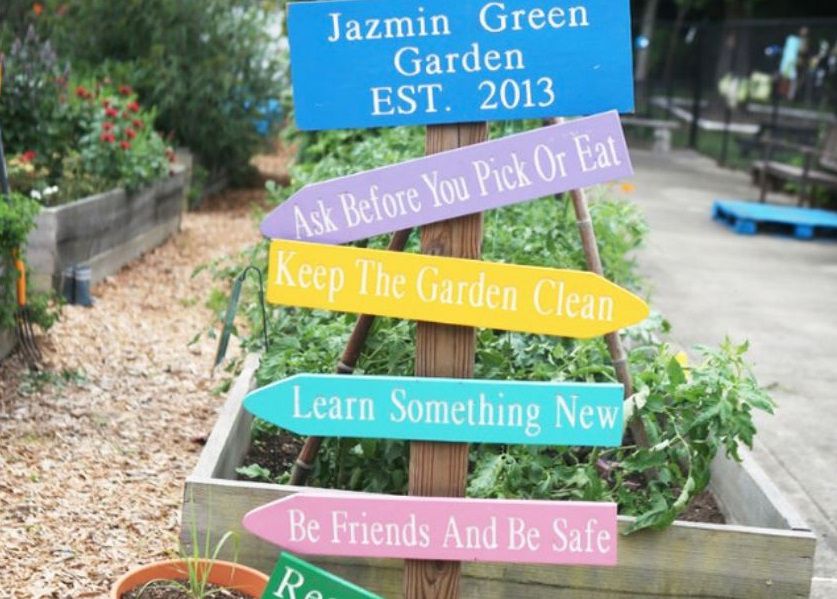 幼儿园的花园里有五颜六色的标牌，上面写着贴心的信息。