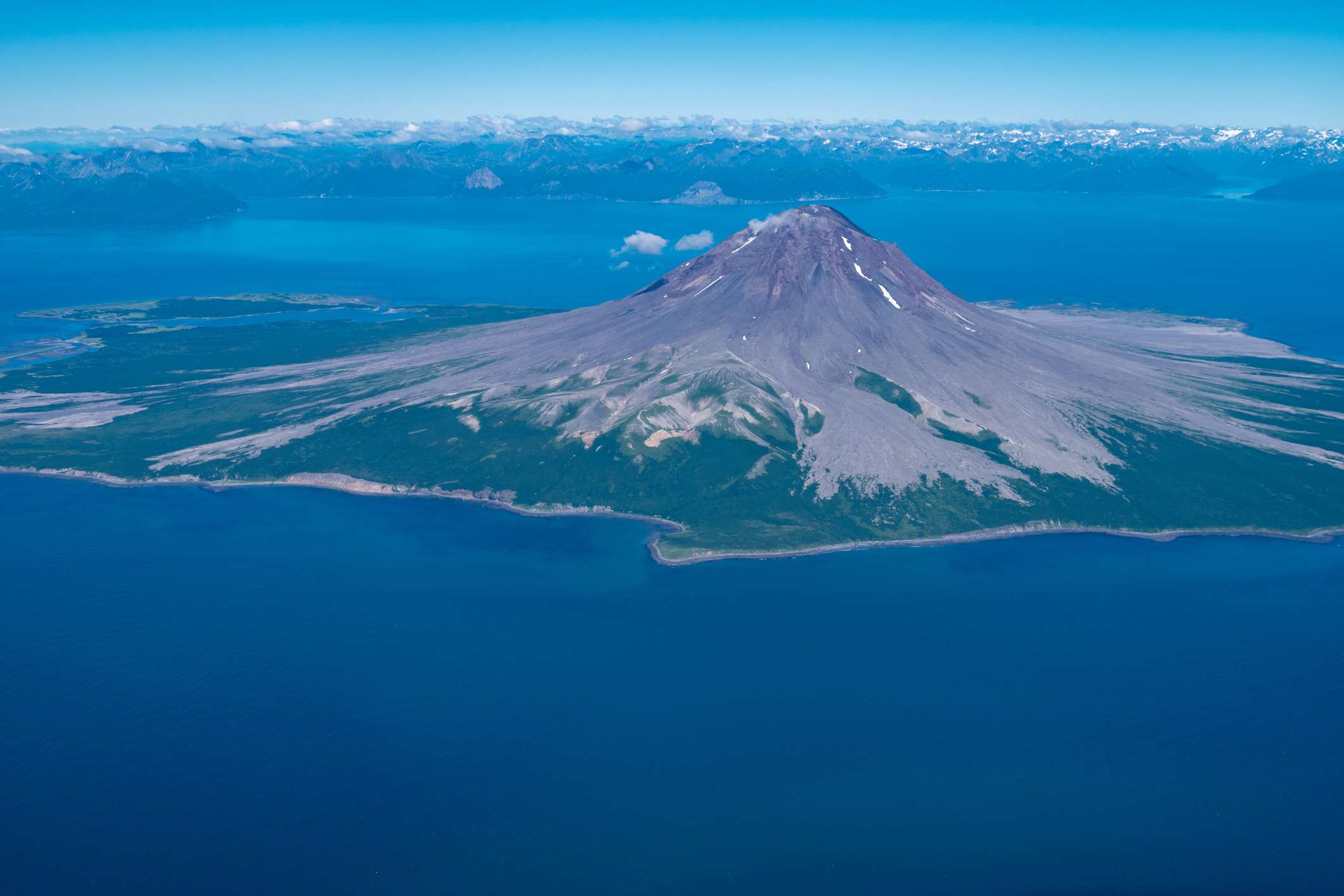 奥古斯汀火山被水包围的鸟瞰图