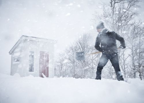 人铲雪