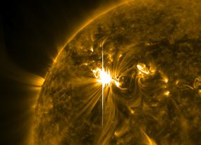 太阳爆发了2012年3月6日在晚上7点的这一太阳循环中最大的太阳耀斑之一。