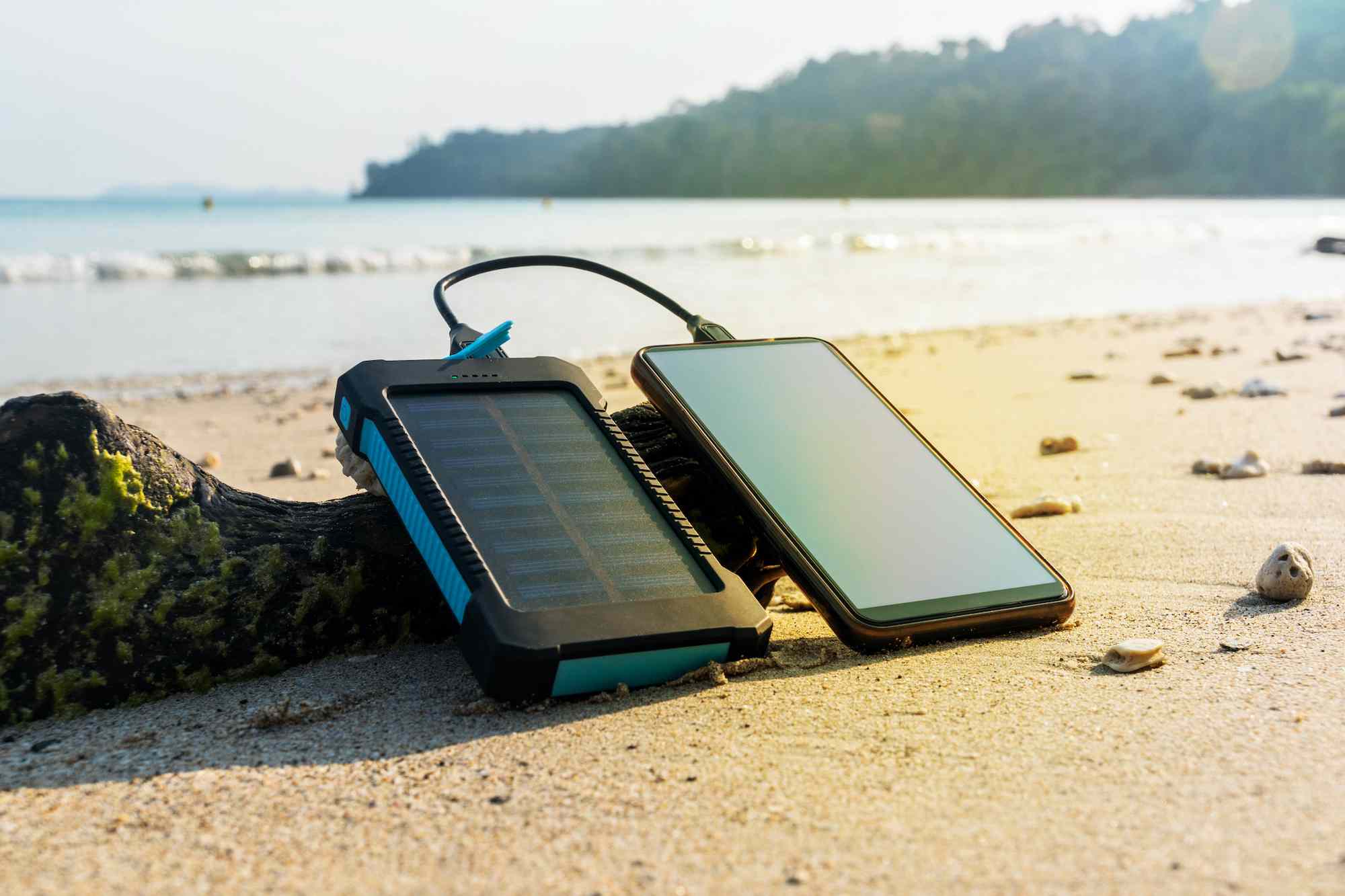 沙滩上的便携式太阳能充电器