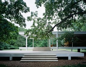 建筑师密斯·凡·德罗的经典现代主义范斯沃斯住宅，普莱诺，伊利诺伊州