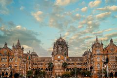 印度孟买，一个阴天的Chhatrapati Shivaji终点站的正面