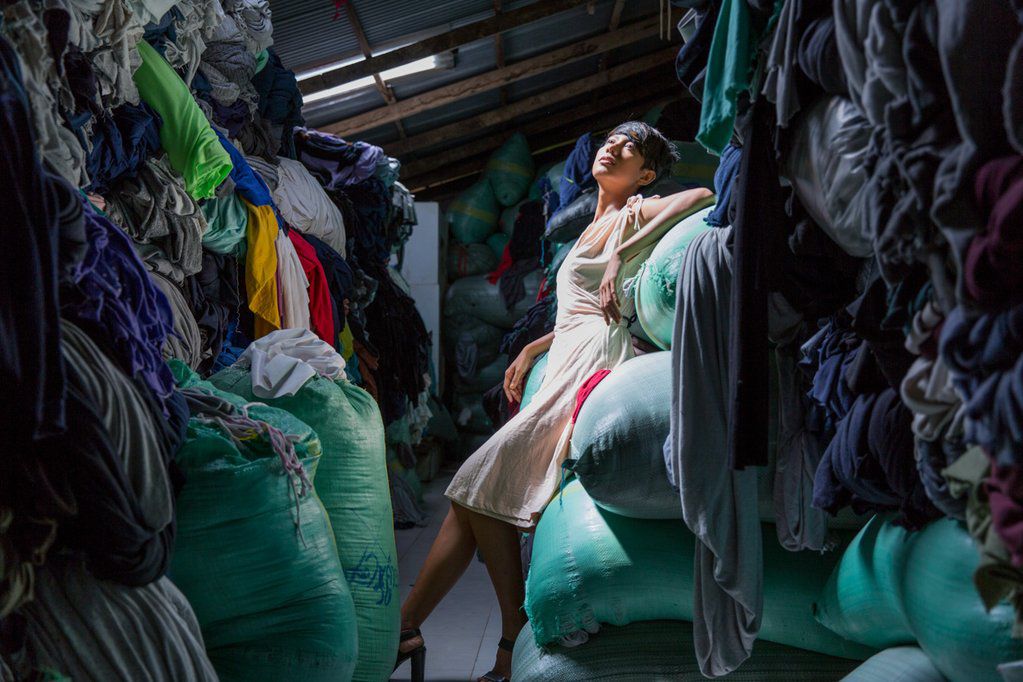图片来自Tonlé的社论拍摄，展示纺织废料。