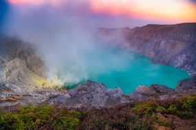 日落时Kawah Ijen火山里的青绿色的水