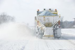 用雪犁涂路盐