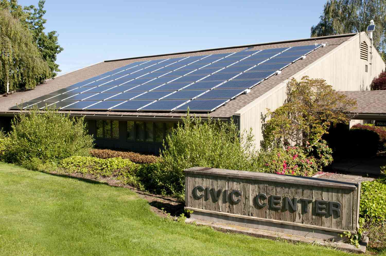 屋顶上有太阳能电池板的市民中心。