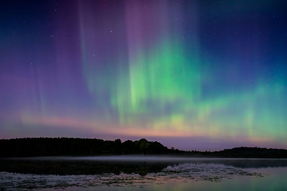 在一个湖的多彩多姿的北极光在威斯康辛州