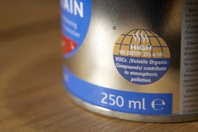涂有贴纸的油漆罐，其挥发性有机化合物含量较高，会造成大气污染＂width=