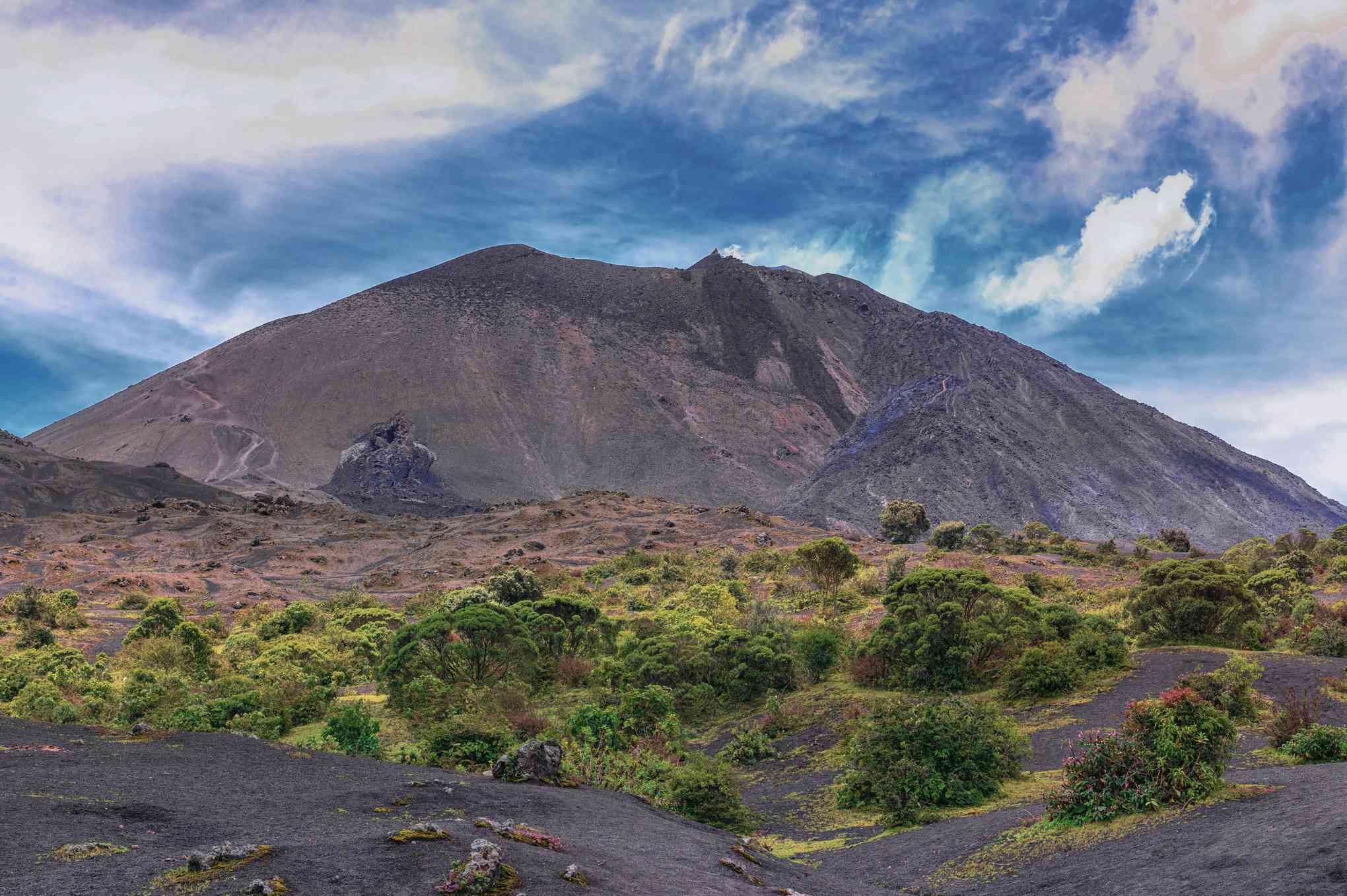 从火山底部俯瞰帕卡亚火山