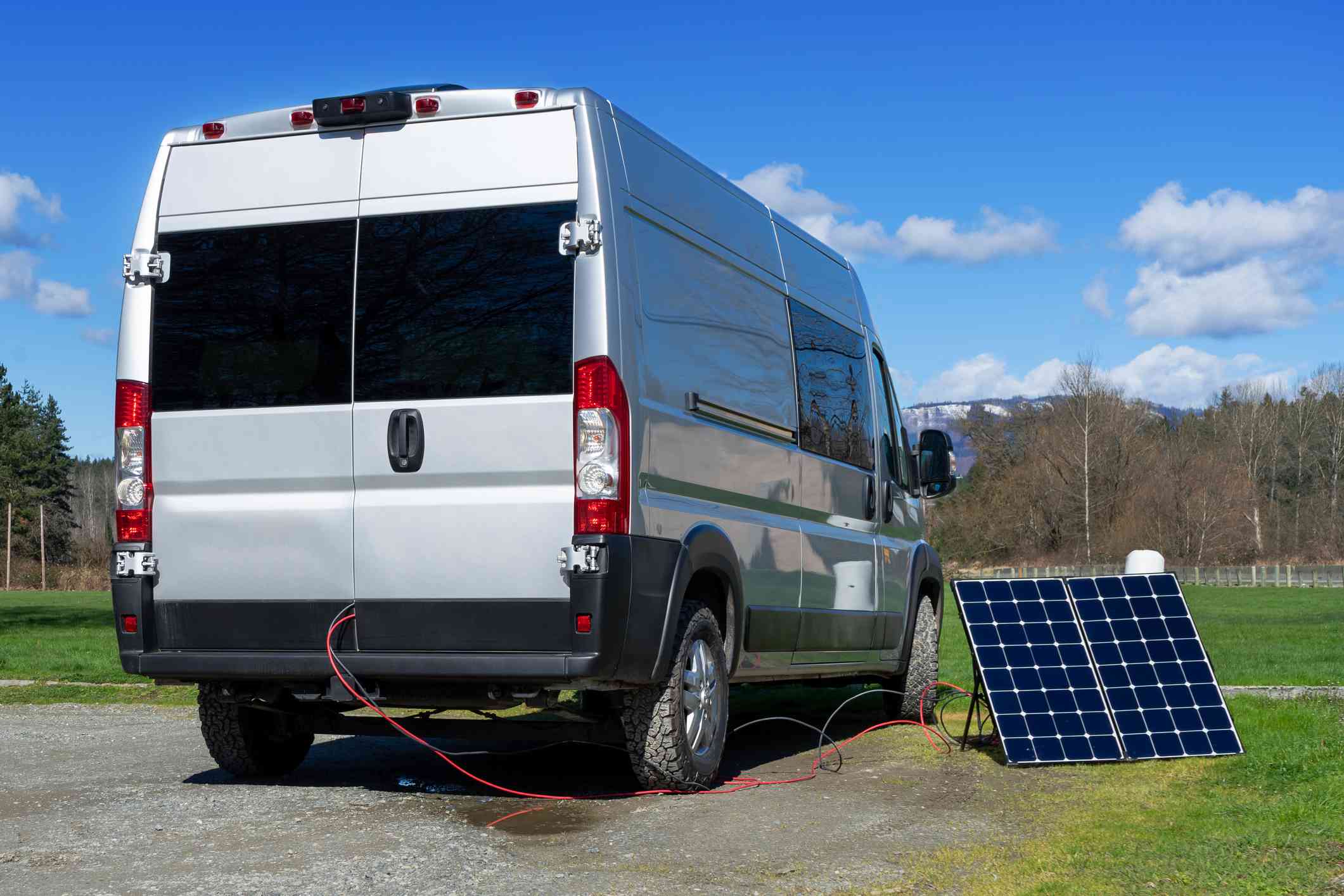 货车从太阳能电池板收集能量“width=