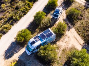 带太阳能电池板的休闲车离网露营