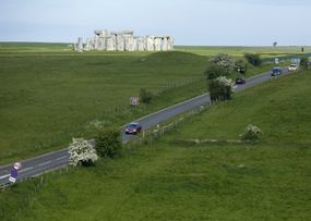 一条高速公路正好经过英国世界著名的巨石阵遗址。＂width=