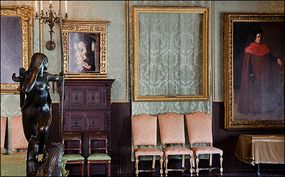 伊莎贝拉·斯图尔特·加德纳博物馆(Isabella Stewart Gardner Museum)悬挂着空镜框，作为被盗艺术品归还时的占位符。