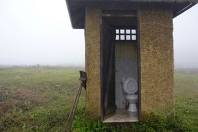 荒郊野外的厕所＂width=