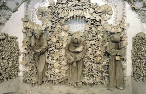 在意大利的卷cuchin地穴中，骨头和男修道士的骨头和头骨