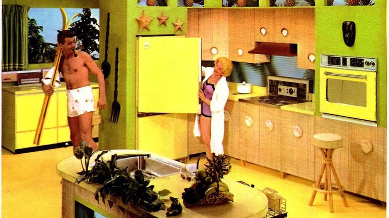 两个人站在一个复古的大厨房里