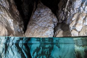 在距离地表几十米的地方，有一个容纳热含水层的地下洞穴。
