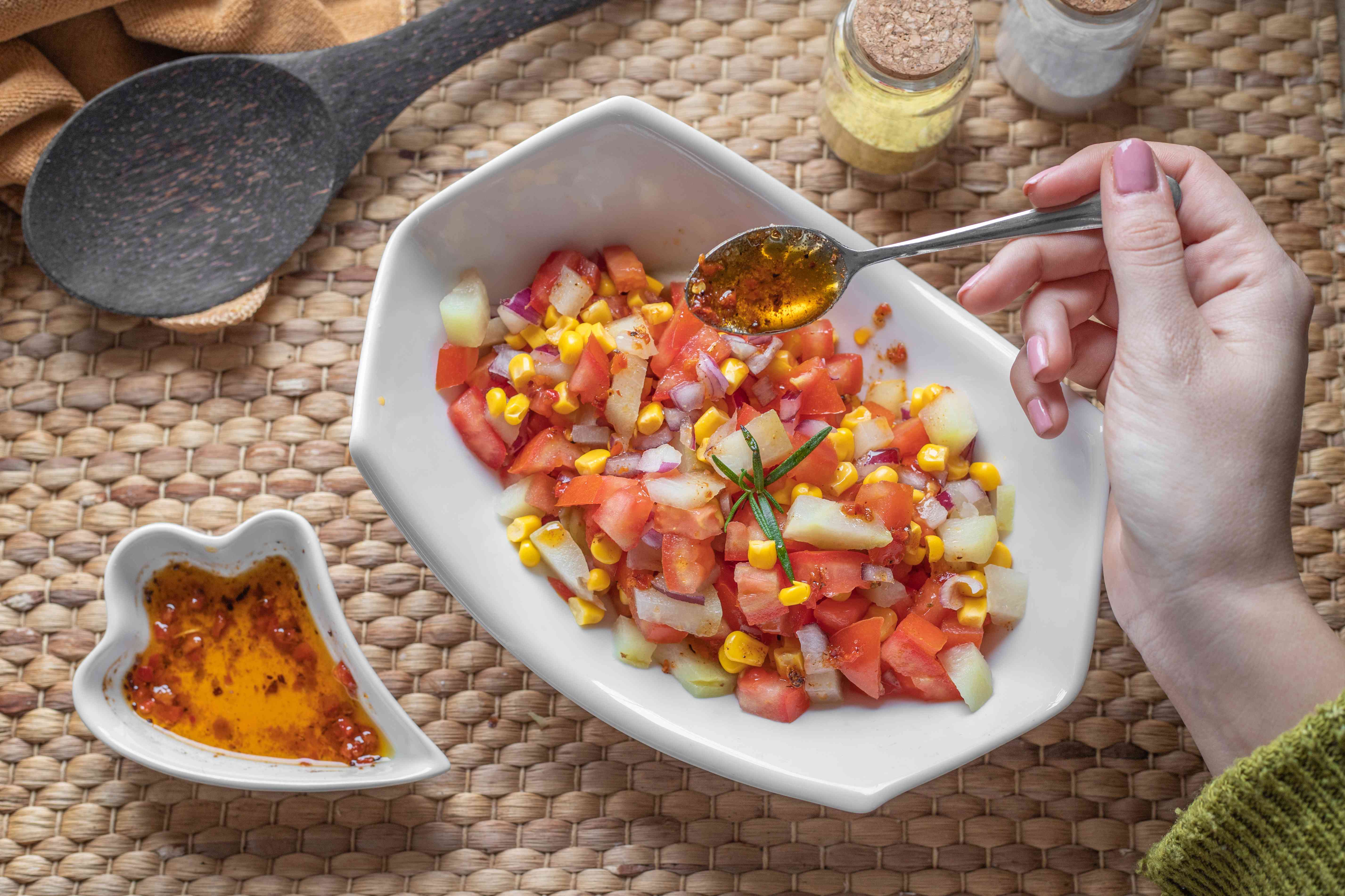 腌制的Chayote沙拉配玉米和西红柿