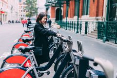 一名年轻女子在伦敦街头租用自行车